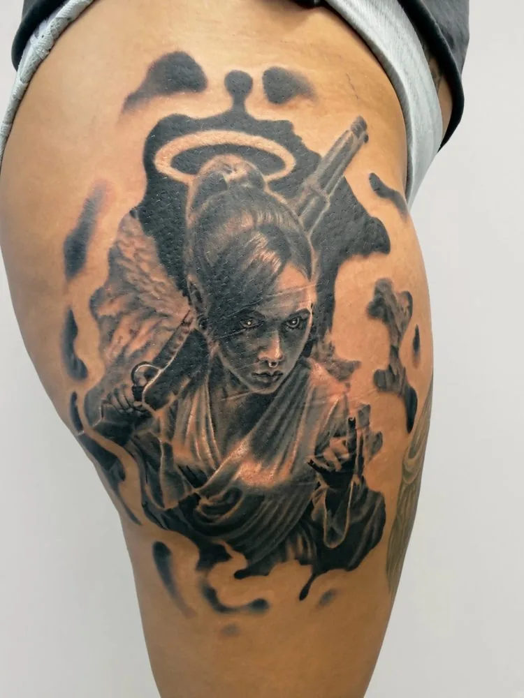 Greywash-Tattoo eines Engels mit Schrotflinte