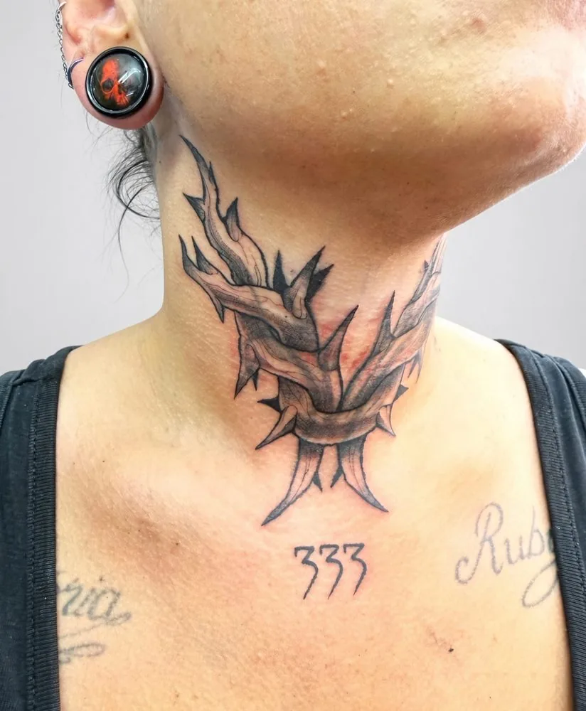Halstattoo mit Dornenranken als Cover-Up