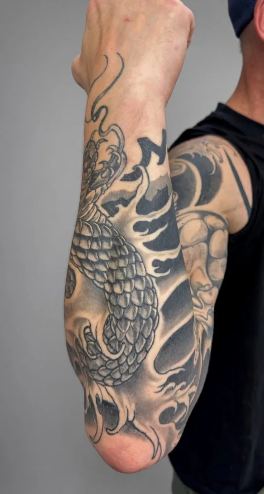 Arm mit japanischem Schlangen-Sleeve