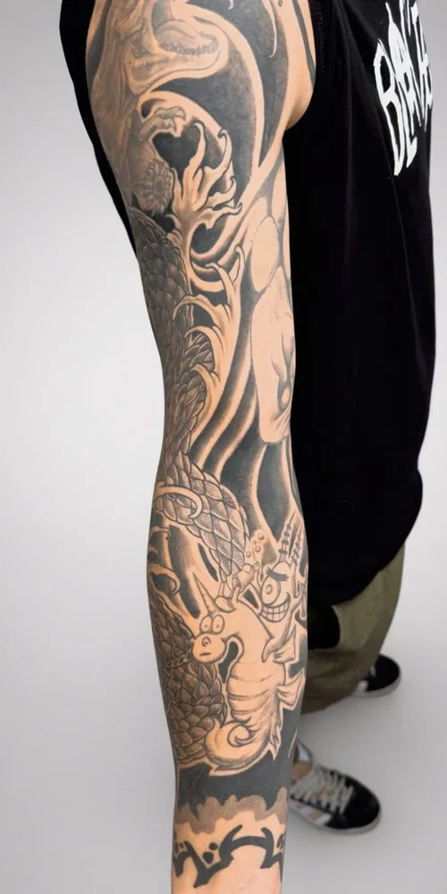 Arm mit japanischem Schlangen-Sleeve