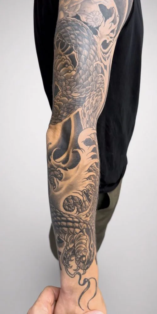 Arm mit japanischem Schlangen-Sleeve