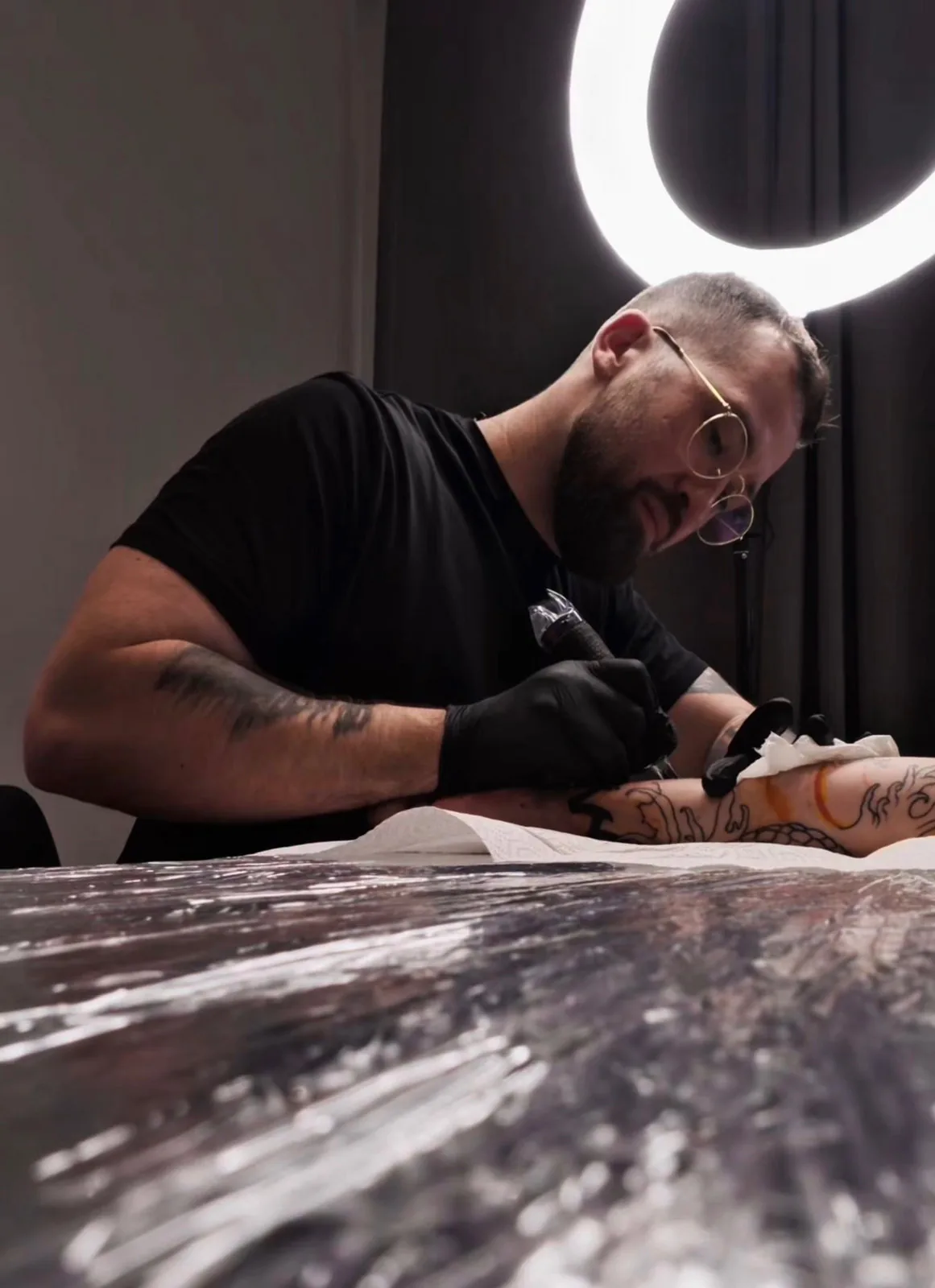 Sascha Sumi bei der Arbeit im Tattoostudio in Nürnberg